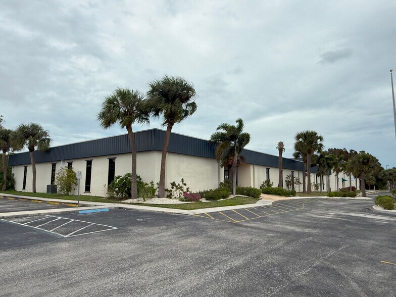 600 Edwards Rd, Fort Pierce, FL à vendre - Photo de l’immeuble – Image 2 sur 7