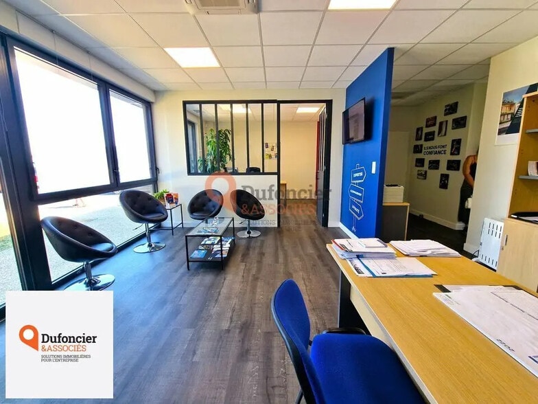 Bureau dans Biard à louer - Photo de l’immeuble – Image 1 sur 8