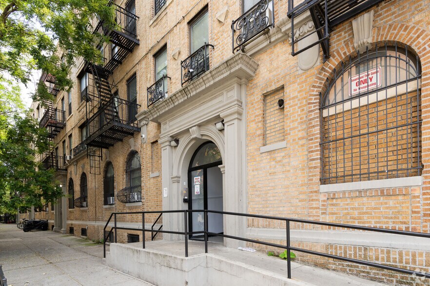 4 Vernon Ave, Brooklyn, NY à vendre - Photo de l’immeuble – Image 3 sur 4
