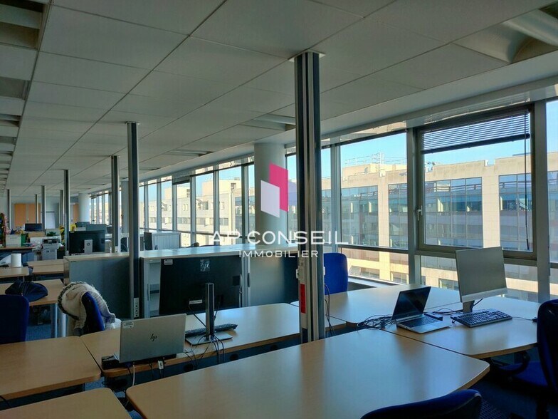 Bureau dans Montigny-le-Bretonneux à louer - Photo de l’immeuble – Image 2 sur 5