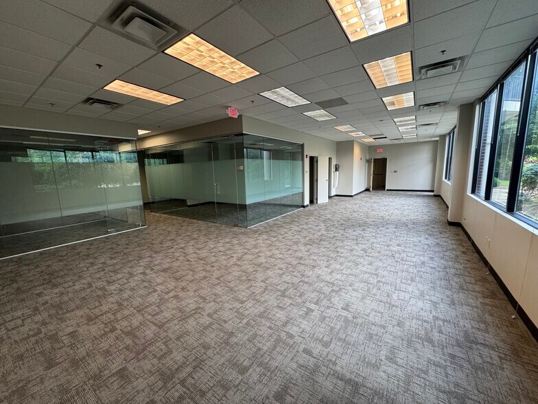 2031 Nelson Miller Pky, Louisville, KY à louer - Photo de l’immeuble – Image 3 sur 14