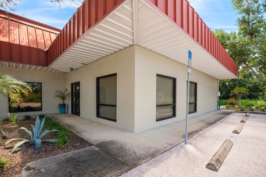 2555 Porter Lake Dr, Sarasota, FL à vendre - Photo de l’immeuble – Image 3 sur 16