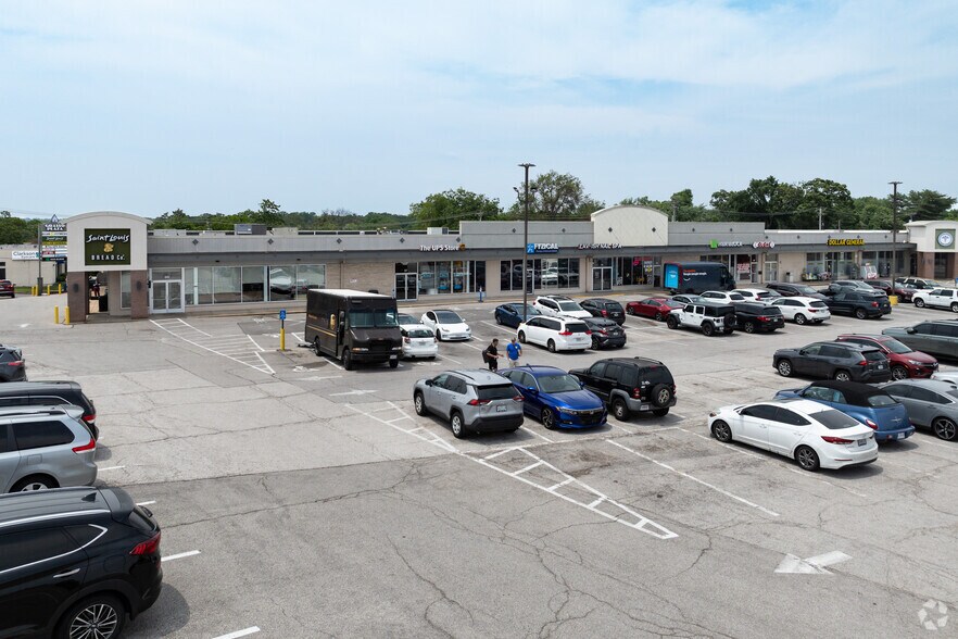 27 Grasso Plz, Affton, MO à vendre - Photo principale – Image 1 sur 8