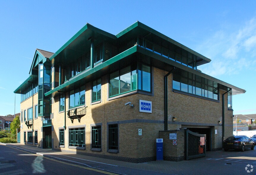 Fox Ln N, Chertsey à louer - Photo de l’immeuble – Image 2 sur 2