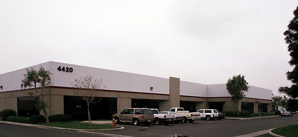 1241 N Lakeview Ave, Anaheim, CA à louer - Photo de l’immeuble – Image 2 sur 17