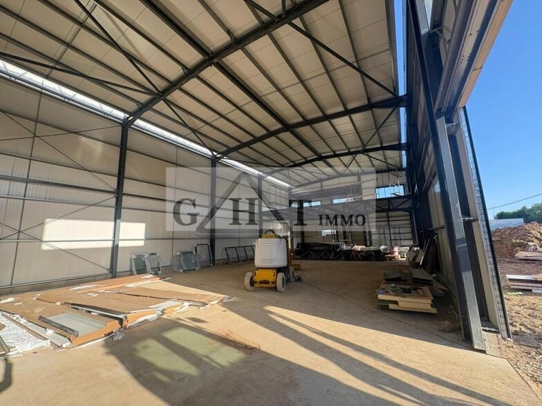 Industriel/Logistique dans Saint-Germain-Laxis à vendre - Photo de l’immeuble – Image 3 sur 5