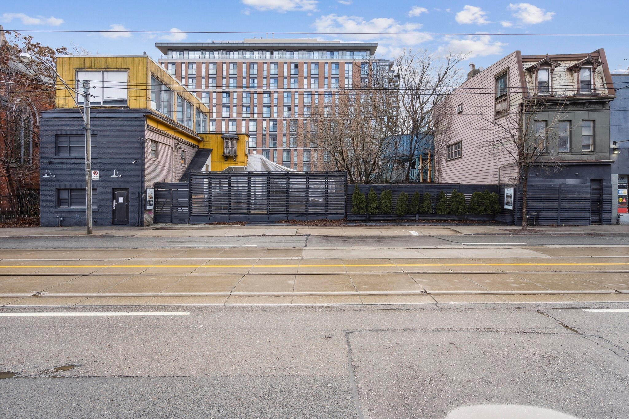301-311 Queen Street East, Toronto, ON à vendre Photo principale– Image 1 sur 4