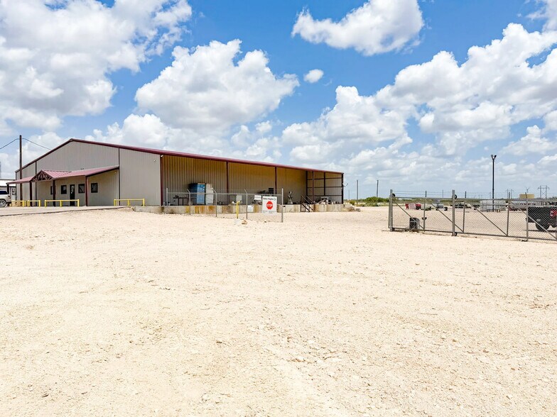 470 Josh Mitchell Ave, Big Lake, TX à louer - Photo de l’immeuble – Image 3 sur 20
