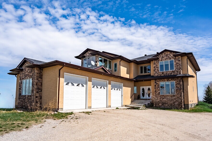 280135 Township Road 242, Chestermere, AB à vendre - Photo de l’immeuble – Image 2 sur 22