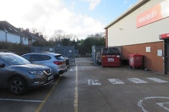 Portsmouth Rd, Send à louer Photo de l’immeuble– Image 2 sur 3