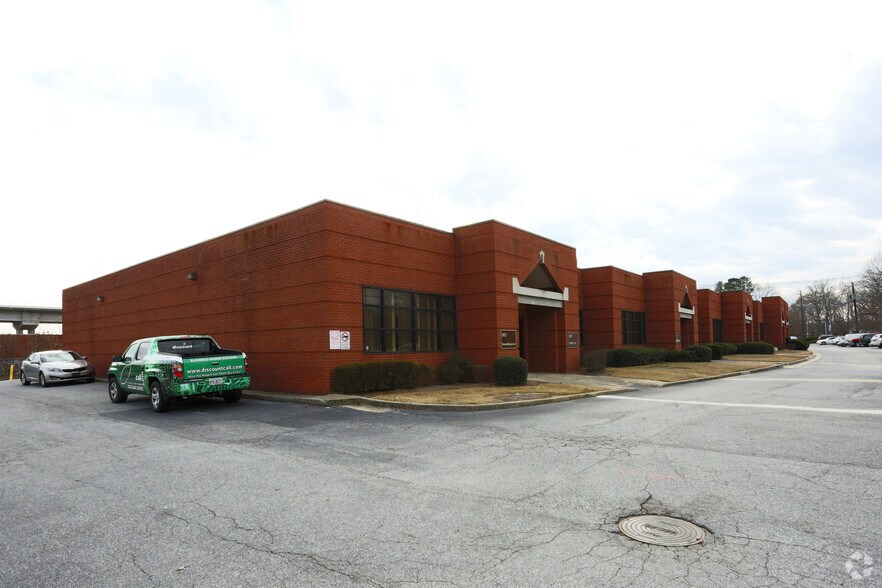 5575-5603 Peachtree Rd, Chamblee, GA à louer - Photo de l’immeuble – Image 2 sur 2