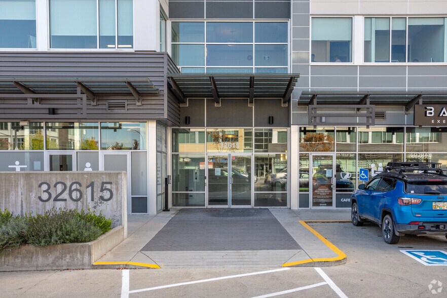 32615 S Fraser Way, Abbotsford, BC à vendre - Photo de l’immeuble – Image 3 sur 7