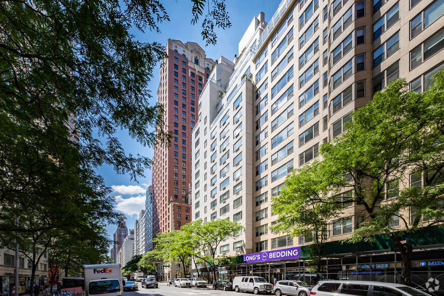 184-188 E 70th St, New York, NY à louer - Photo de l’immeuble – Image 2 sur 9