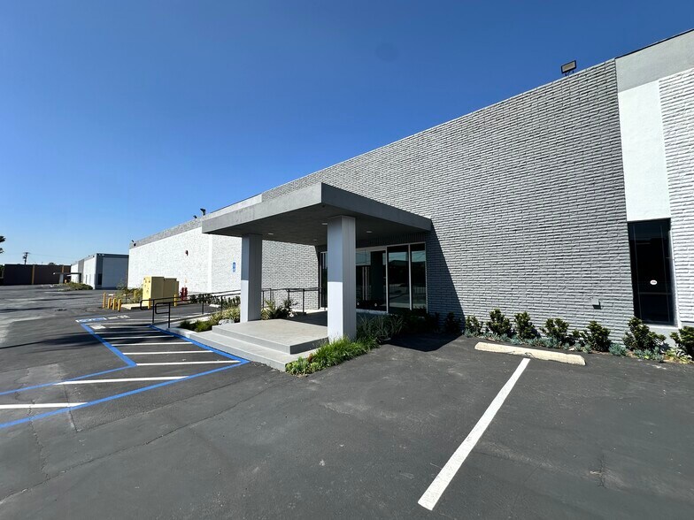 15711-15777 S Broadway, Gardena, CA à vendre - Photo de l’immeuble – Image 1 sur 21