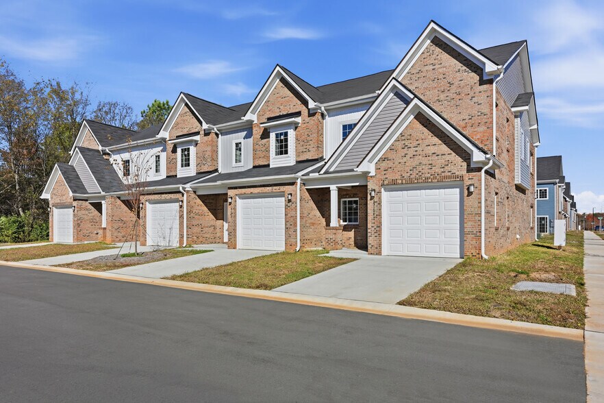 13701 Erwin Rd, Charlotte, NC à vendre - Photo de l’immeuble – Image 2 sur 30