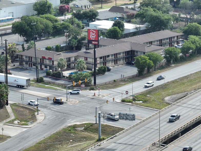 138 N. W. W. White Rd, San Antonio, TX à vendre - Photo de l’immeuble – Image 2 sur 25