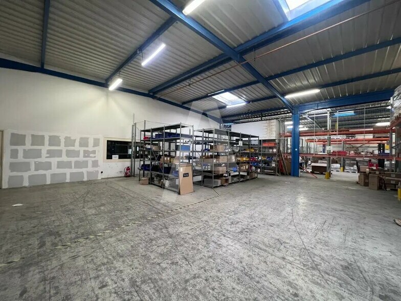 Local d’activités dans Ivry-sur-Seine à louer - Photo de l’immeuble – Image 1 sur 3