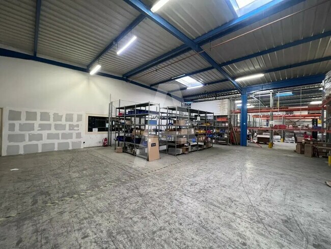 Plus de détails pour Local d'activités à louer