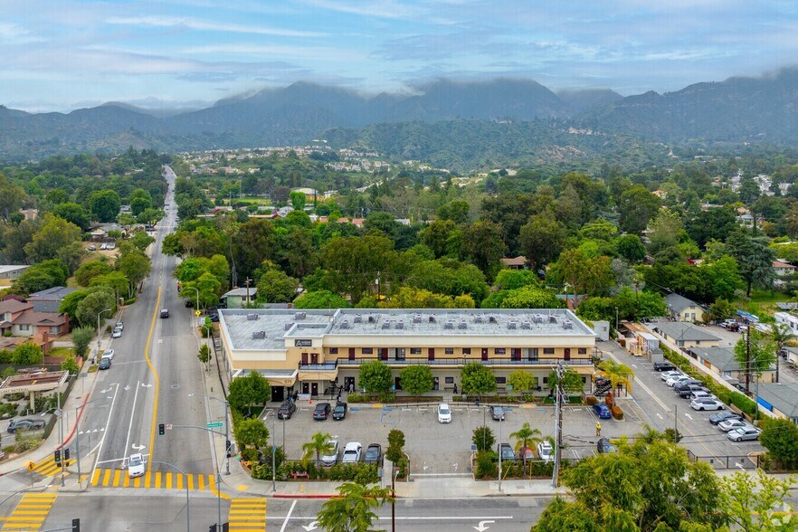 575 W Altadena Dr, Altadena, CA à louer - Photo de l’immeuble – Image 2 sur 9