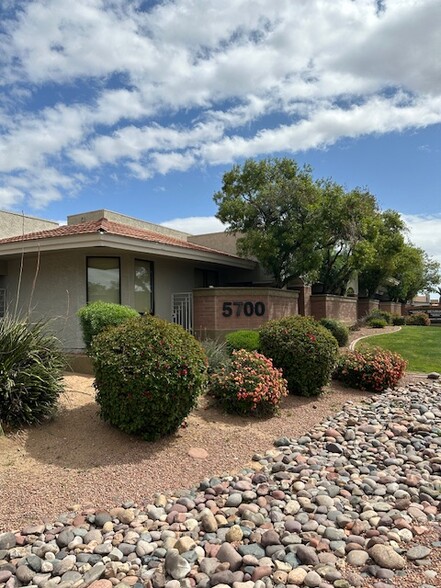5700 W Olive Ave, Glendale, AZ à louer - Photo de l’immeuble – Image 2 sur 16