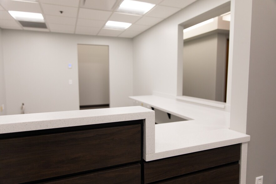 17030 Lakeside Hills Plz, Omaha, NE à louer - Photo principale – Image 1 sur 33