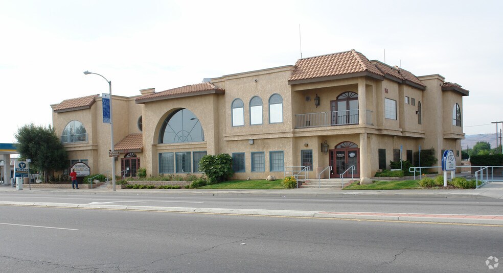 950 E palmdale Blvd, Palmdale, CA à louer - Photo de l’immeuble – Image 2 sur 18