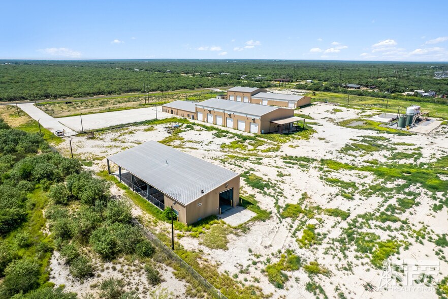 2459 FM 190, Asherton, TX à louer - Photo de l’immeuble – Image 3 sur 11