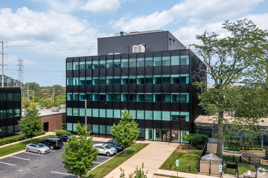 9933 Woods Dr, Skokie, IL à louer - Photo de l’immeuble – Image 1 sur 11