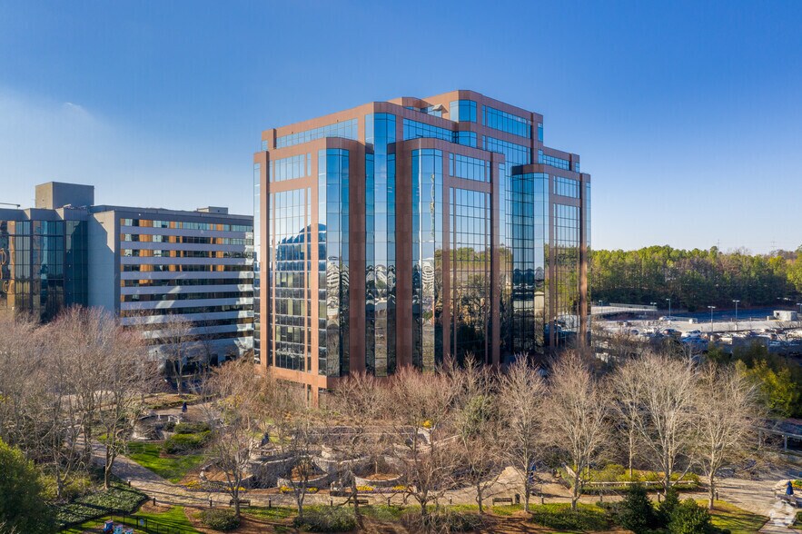1040 Crown Pointe Pkwy, Atlanta, GA à louer - Photo principale – Image 1 sur 40