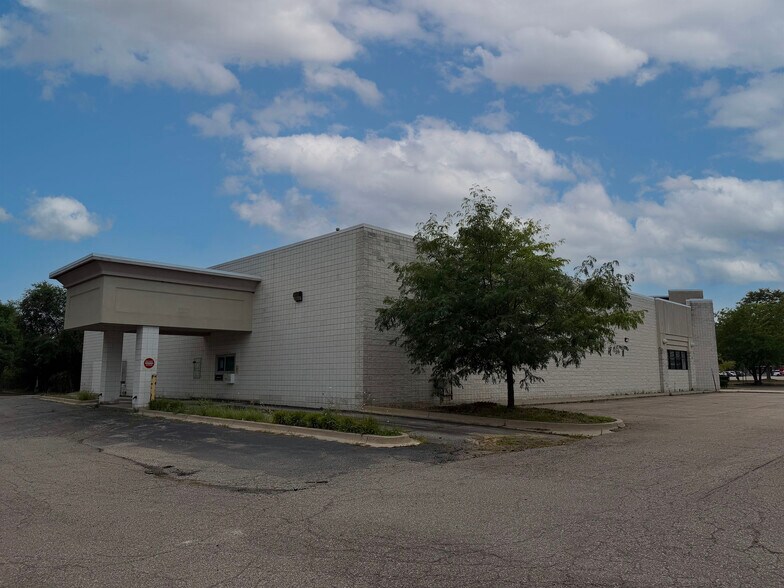 3053 Union Lake Rd, Commerce Township, MI à louer - Photo de l’immeuble – Image 2 sur 5