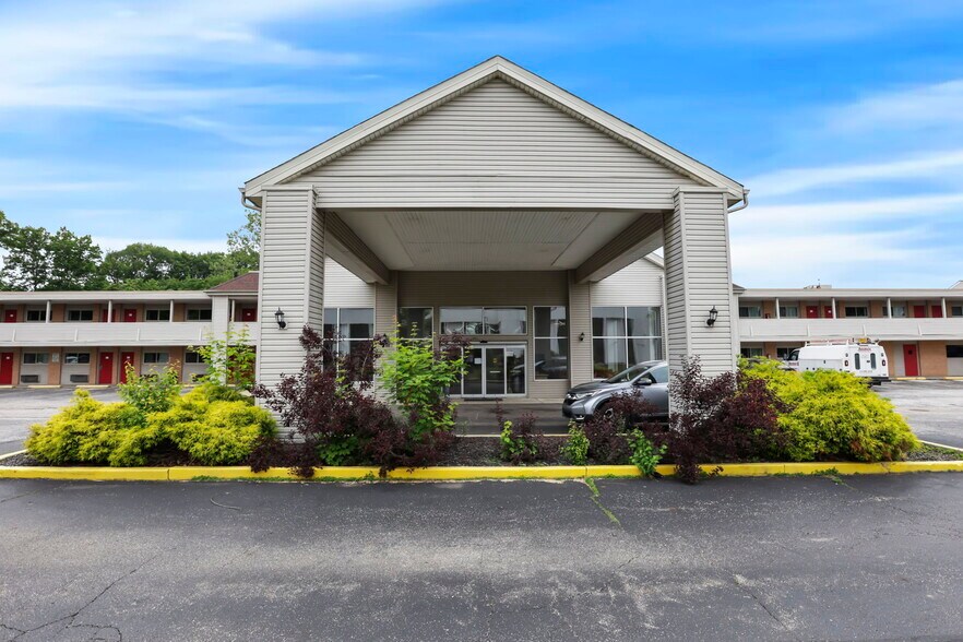 22115 Brookpark Rd, Cleveland, OH à vendre - Photo de l’immeuble – Image 2 sur 53