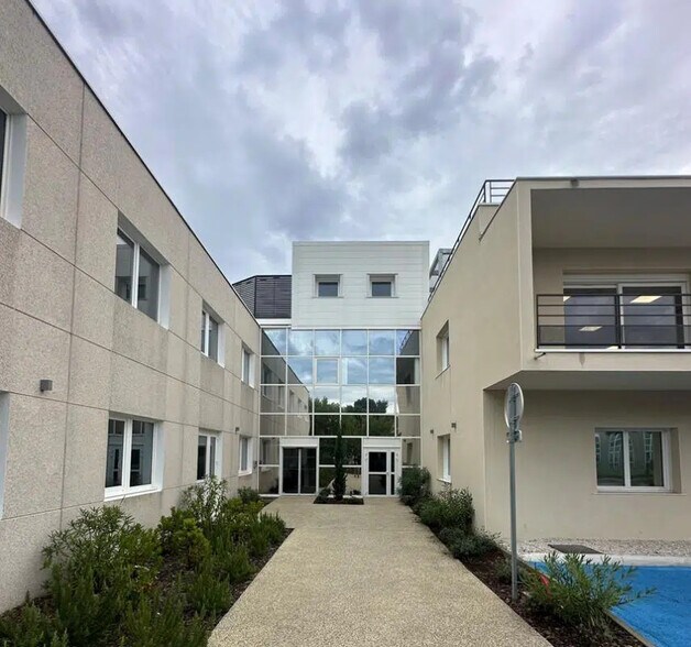 22 Rue Du 35Eme Regiment D'Aviation, Bron à vendre - Photo de l’immeuble – Image 2 sur 7