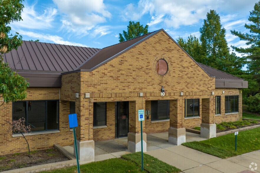 5111 Auto Club Dr, Dearborn, MI à louer - Photo de l’immeuble – Image 1 sur 6