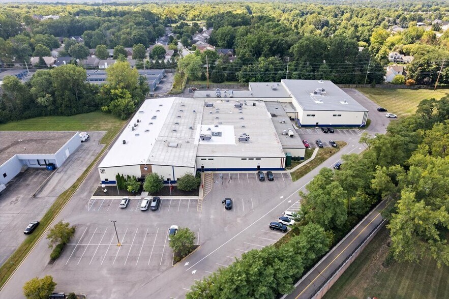 201 W Carmel Dr, Carmel, IN à louer - Photo de l’immeuble – Image 1 sur 16