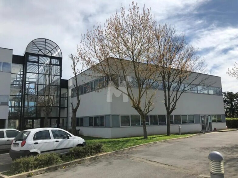 Bureau dans Évry-Courcouronnes à louer - Photo de l’immeuble – Image 3 sur 11