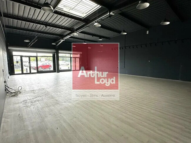 Plus de détails pour Local commercial à louer