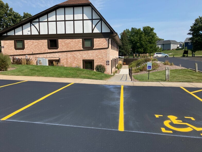 1305 Chestnut St, West Bend, WI à louer - Photo de l’immeuble – Image 2 sur 16