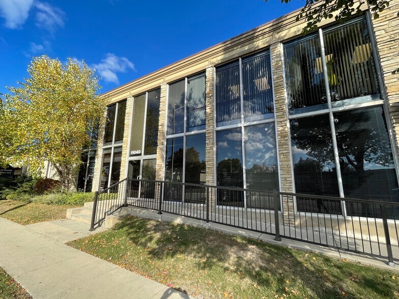 11040 W Bluemound Rd, Wauwatosa, WI à vendre - Photo de l’immeuble – Image 2 sur 8