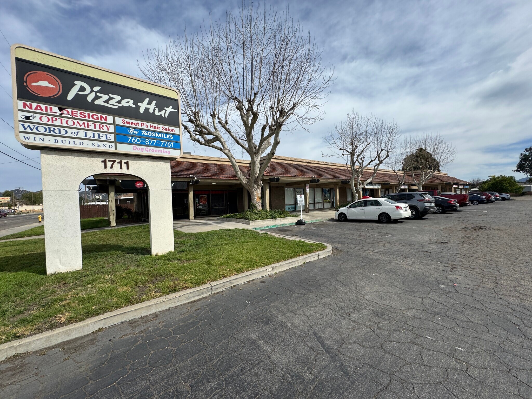 1707-1711 E Valley Pky, Escondido, CA à louer Photo principale– Image 1 sur 12