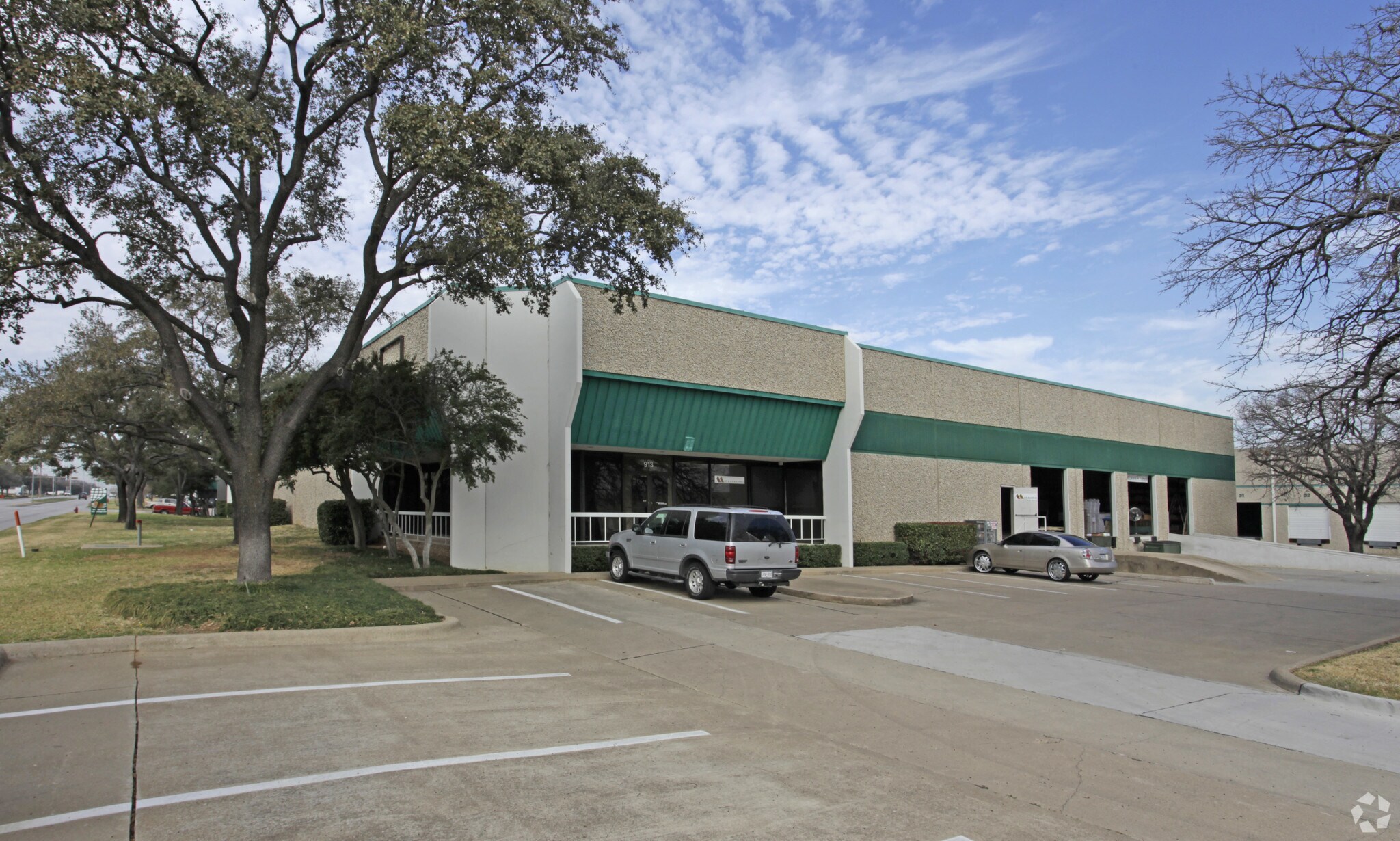 909-913 W Carrier Pky, Grand Prairie, TX à louer Photo principale– Image 1 sur 4