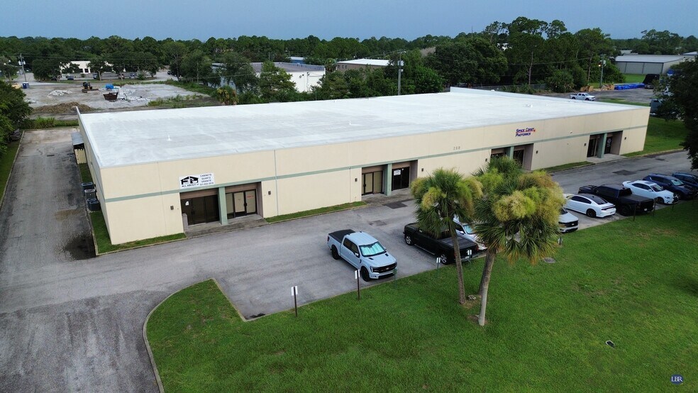 250 East Dr, Melbourne, FL à louer - Photo de l’immeuble – Image 1 sur 8