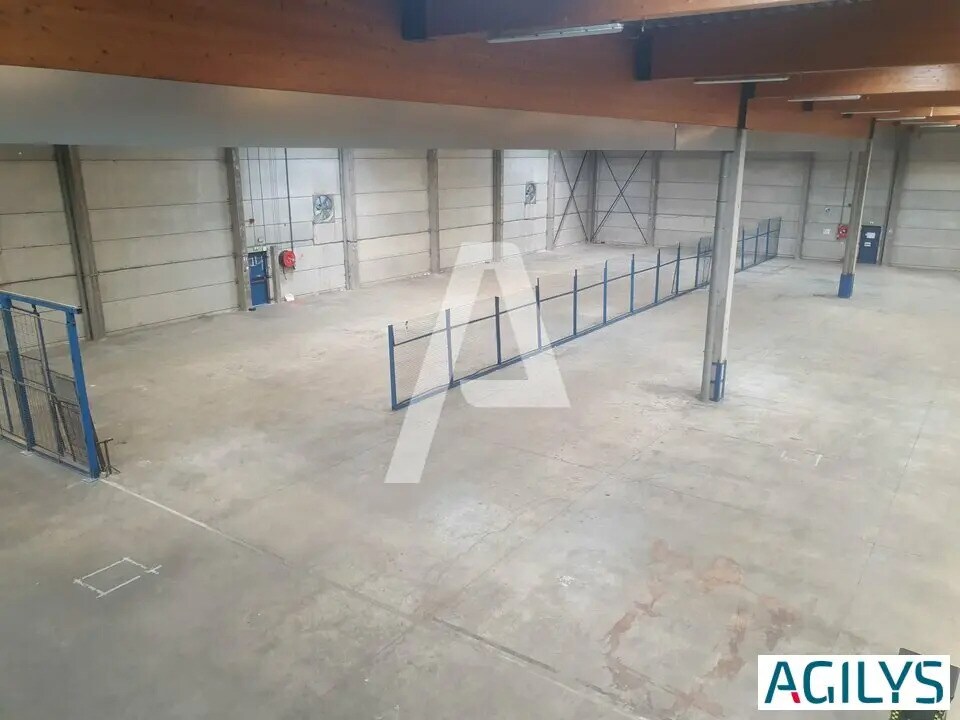 Industriel/Logistique dans Saint-Thibault-des-Vignes à louer Photo intérieure– Image 1 sur 10