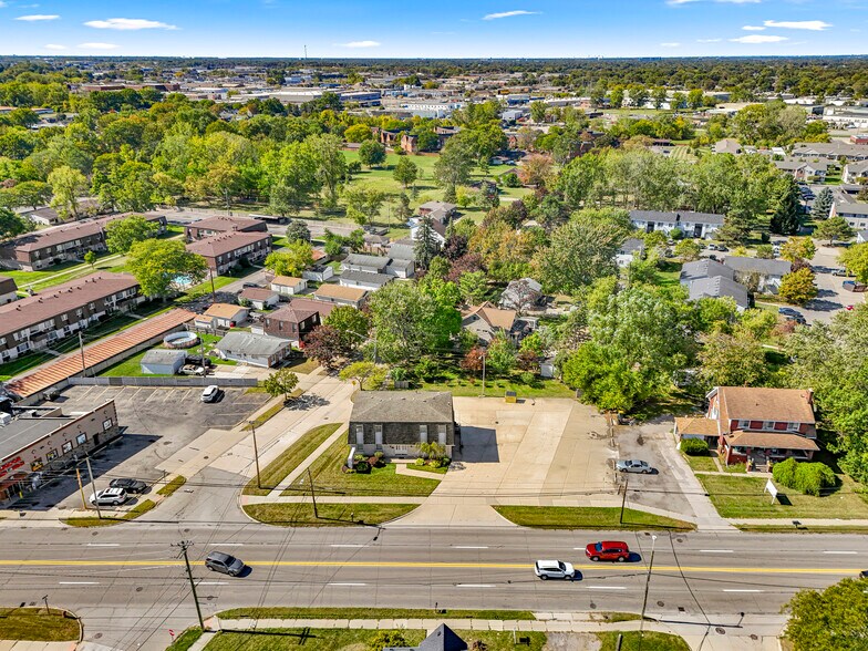 30401 Utica Rd, Roseville, MI à vendre - Photo principale – Image 1 sur 52