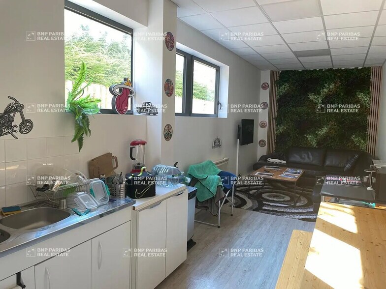 Local d'activités dans Bussy-Saint-Georges à vendre - Photo de l’immeuble – Image 3 sur 4