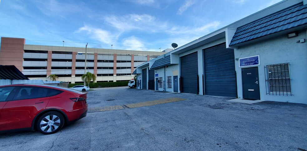 8347 nw 54th street, Doral, FL à louer - Photo de l’immeuble – Image 2 sur 2
