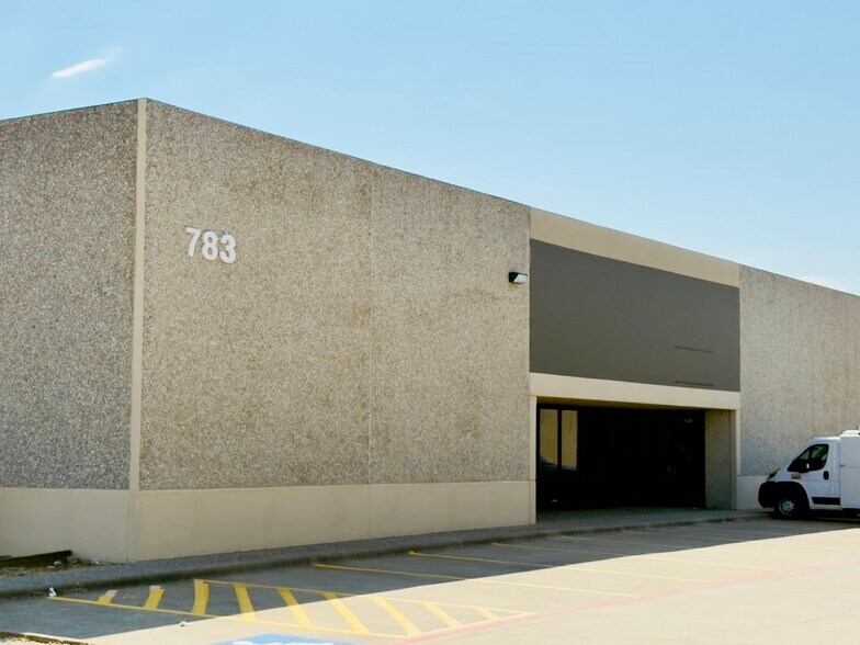 777 N Grove Rd, Richardson, TX à louer - Photo de l’immeuble – Image 2 sur 4