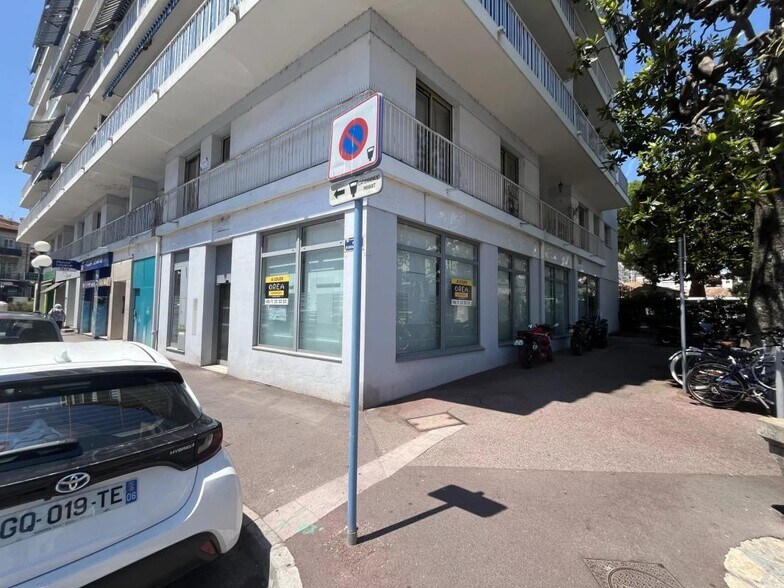 Local commercial dans Cagnes-sur-Mer à louer - Photo de l’immeuble – Image 1 sur 8