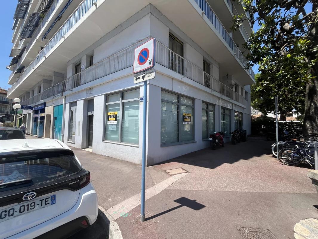 Local commercial dans Cagnes-sur-Mer à louer Photo de l’immeuble– Image 1 sur 9