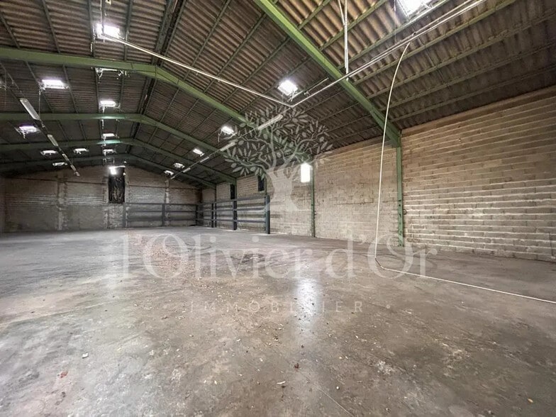 Industriel/Logistique dans Suze-la-Rousse à vendre - Photo de l’immeuble – Image 1 sur 3