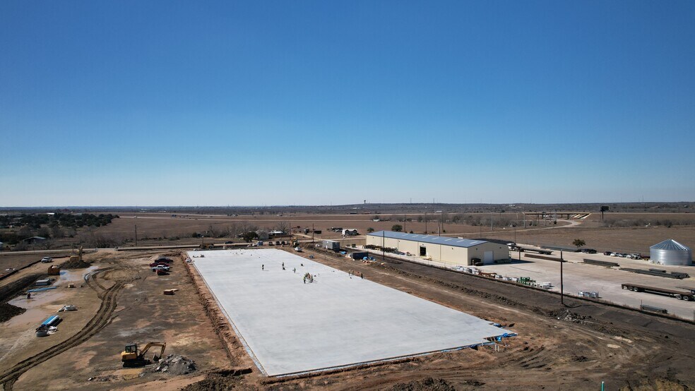 633 E Lone Star Dr, Mustang Ridge, TX à louer - Photo de l’immeuble – Image 2 sur 4